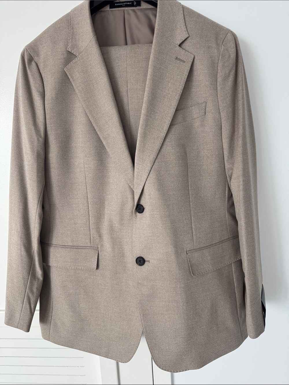Banana Republic Tailored fit suit , tan Size 42 R NWT pants size 34/30